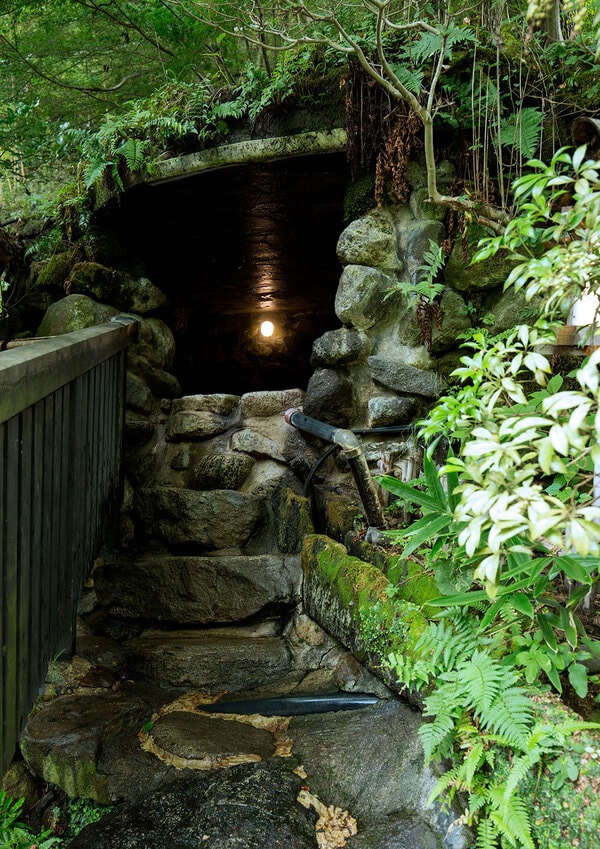 響く水の音とほのかな明かりが神秘的な洞窟風呂（混浴）