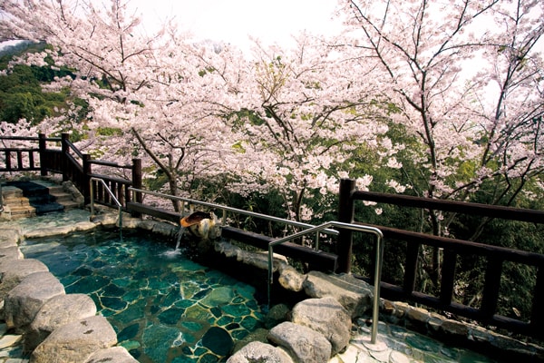 【露天風呂（春）】信貴山の大自然を望む露天風呂。四季折々の景色を眺めながら湯浴みを愉しむ