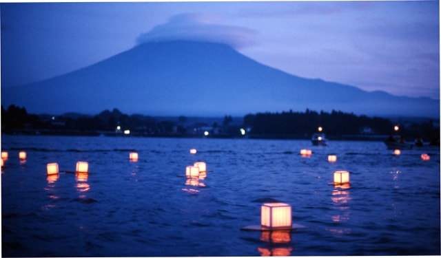富士河口湖灯籠流し 山梨県 の観光イベント情報 ゆこゆこ