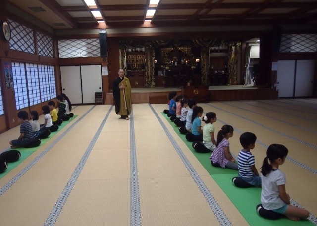 豊川稲荷東京別院 小学生坐禅会 子どもお坊さん体験 東京都 の観光イベント情報 ゆこゆこ