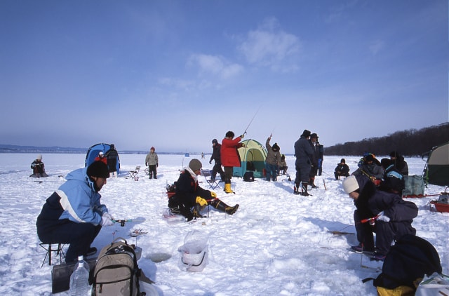 女満別湖畔 氷上わかさぎ釣り 北海道 の観光イベント情報 ゆこゆこ