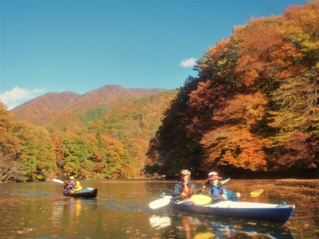 秋は紅葉 穴場シリーズ 秘境 カヤック探検クルーズ 関東北西部 片品渓谷 群馬県 の観光イベント情報 ゆこゆこ