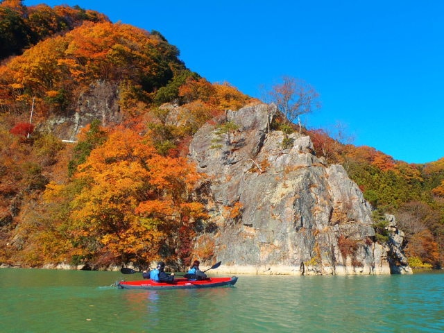 秋は紅葉 穴場シリーズ 秘境 カヤック探検クルーズ 長瀞藤岡方面 金比羅渓谷 湖中島 埼玉県 の観光イベント情報 ゆこゆこ