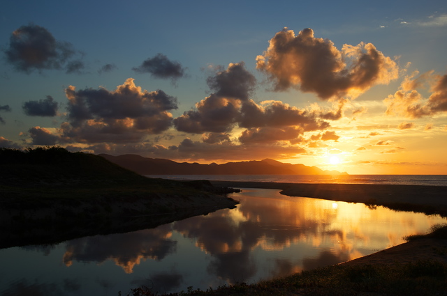 浜詰温泉/夕陽の絶景を前に見る浜辺の「美人の湯」