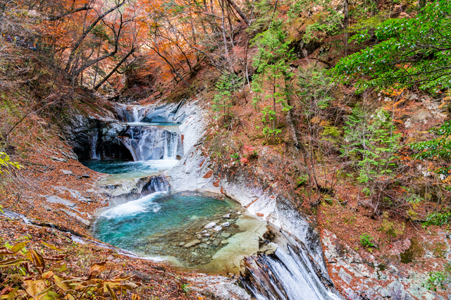三富温泉郷／新緑と紅葉が見事。渓谷にほど近い温泉地