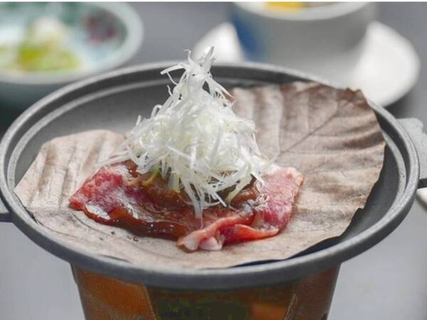 【スタンダード寛ぎ会席/秋の一例】にいがた和牛と雪国まいたけの朴葉味噌焼き※季節により変更有