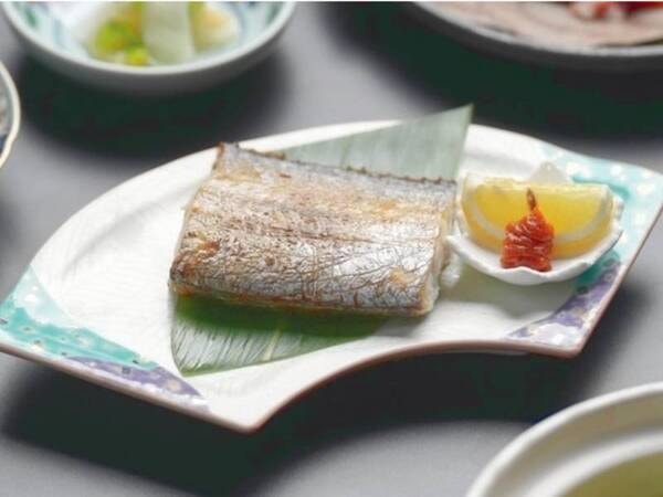 【スタンダード寛ぎ会席/秋の一例】太刀魚の汐焼き　かんずりを添えて　レモン※季節により変更有