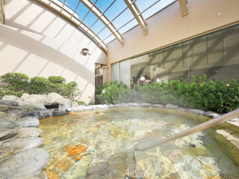【大浴場・露天風呂】開放的な露天風呂で石和の名湯を堪能
