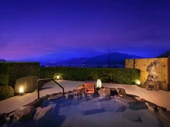 かみのやま温泉　日本の宿　古窯／8F露天風呂。夕暮れ時のマジックアワーにゆったりと古湯に身をゆだねてください