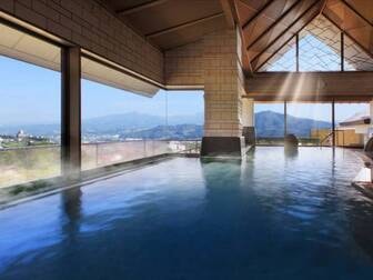 かみのやま温泉 日本の宿 古窯/【8F大浴場】上山の町並みと蔵王連峰を臨む展望大浴場(男女入替制)