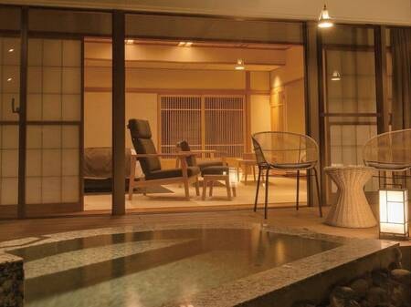 【茶寮プレミアム和洋室：摩耶】半月形の御影石の露天風呂で客室から蔵王が一望。