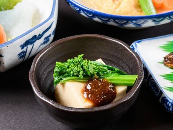 山の幸・川魚を中心としたお料理/自家製ごま豆腐一例