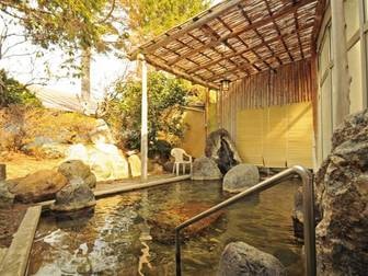 俄虫温泉旅館/【露天風呂】秋の紅葉、他にも春や夏の季節で変化する庭園の景色をお楽しみください。