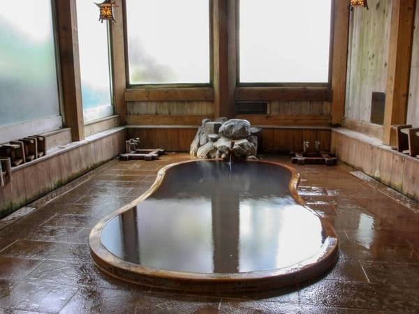 鎌倉風呂/渋温泉に伝わる、源頼朝穿設にちなんで名づけられたお風呂。白い湯花が特徴です。