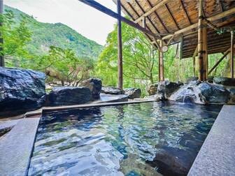 老神温泉　伍楼閣／混浴露天風呂 「岩鏡」