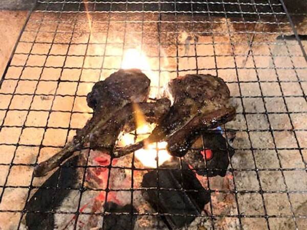 【炭火焼（骨付きラム肉）/一例】炉端焼きならではの味わいをお楽しみください
