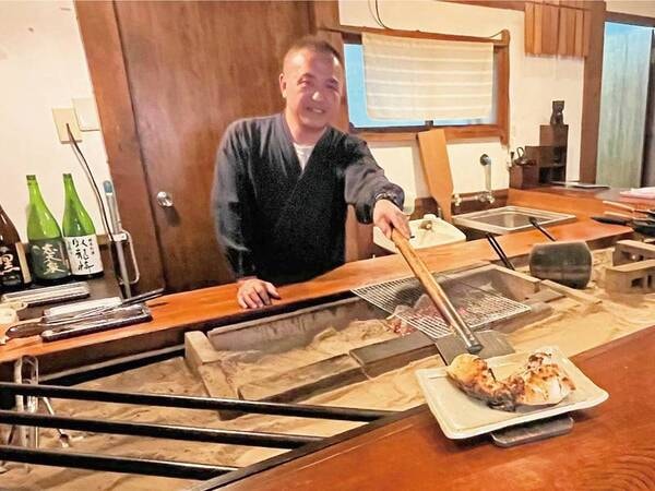 お客様の目の前で店主自らが焼き上げる熱々の炉端焼きをお楽しみください