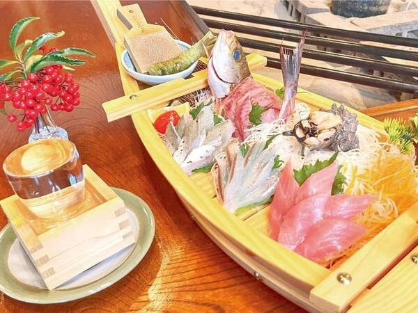 【料理】新鮮な地魚の船盛と美味しい地酒を心ゆくまでお楽しみください(一例)
