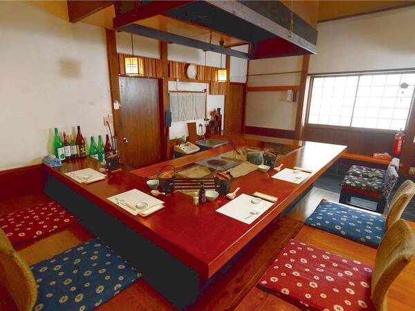 【食事処】お客様の目の前で焼き上げる炉ばた焼が楽しめる、囲炉裏のカウンター席