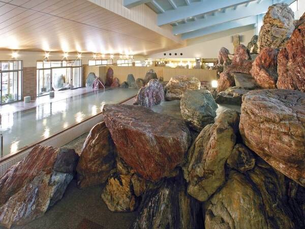 【岩風呂】岩で立山連峰をイメージして造られた「立山連峰パノラマ大浴殿」