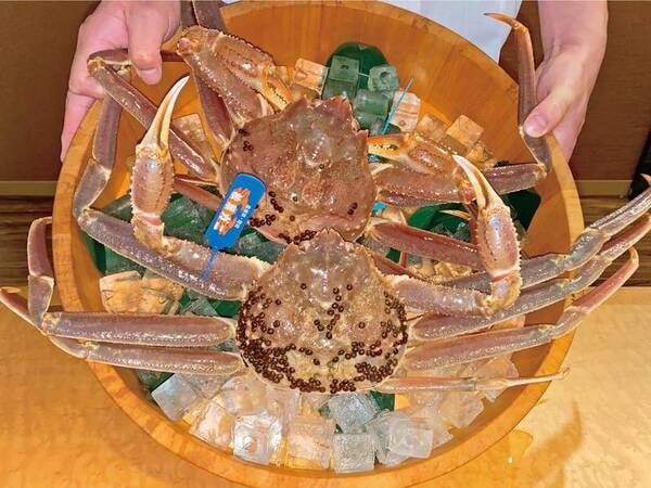 【夕食/例】1kg超えのタグ付き蟹がおひとり様につき1杯！