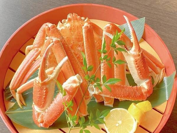 【夕食に+逸品 ずわい蟹姿付/竹会席/例】ずわい蟹はひきしまった身と口に含んだ時に広がる甘みが特徴