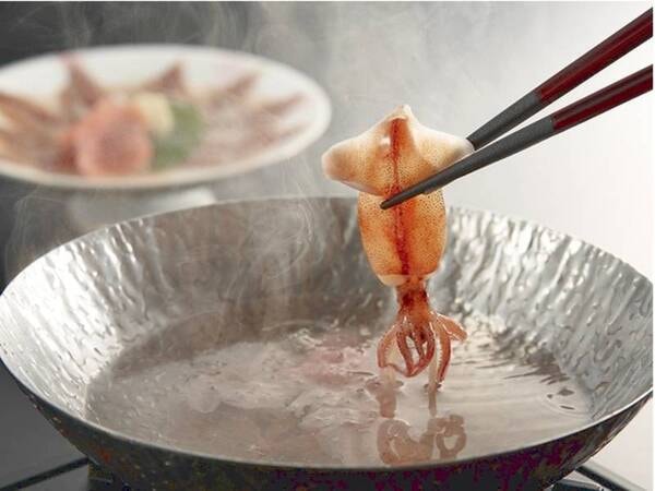 【ホタルイカ会席一例】プリッとした食感が楽しめる「ホタルイカのしゃぶしゃぶ」