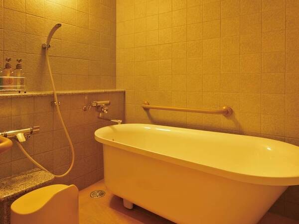 【和洋室（バス付）/例】お部屋に浴室があるので、広々と入浴いただけます