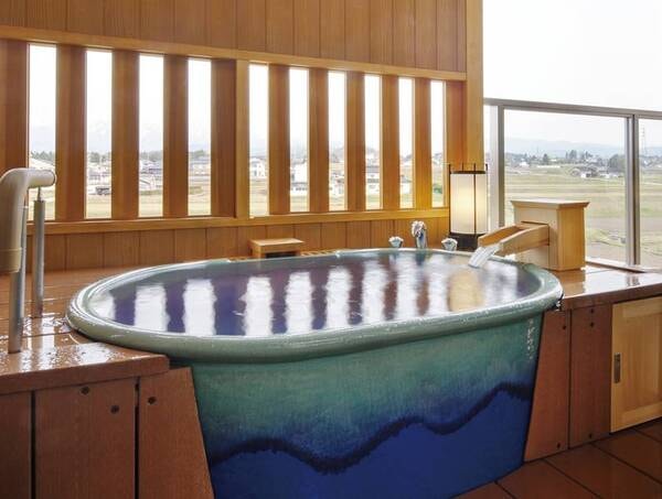 【別邸「峰の界」露天風呂付和洋室/例】露天風呂の囲いは景色が見れるように引き戸形式。給湯ボタンひとつで自動でお湯が溜まります