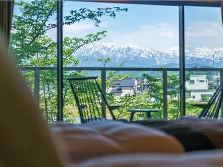 【｢峰の界｣立山連峰ビュー和ベッドタイプ/眺望例】晴れた日には立山連峰がくっきりとご覧いただけます