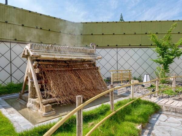 【湯雨（ゆめ）竹】高温の源泉を竹枝に伝わらせ適温に
冷ましてから浴槽に注ぎます。