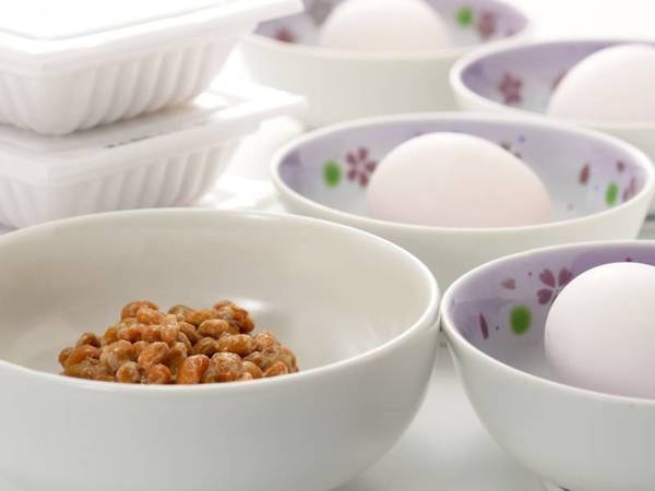 朝食/納豆・生卵は冷蔵庫からご自由にお持ちください