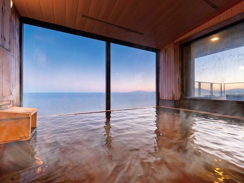 【8階・うすけしの湯】内湯からも海景色を愉しめます