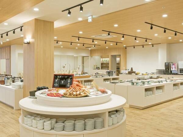 【レストラン】広々と開放的な会場でお食事を