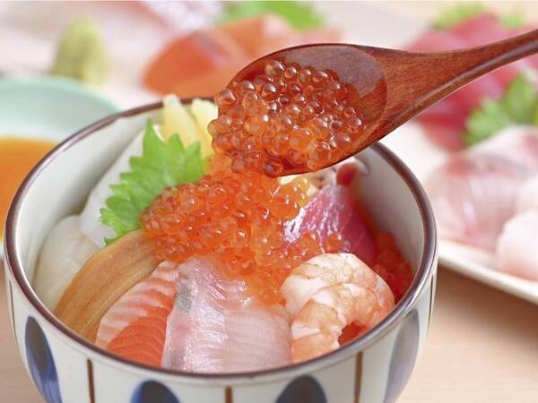 夕食で楽しむ自分で作る海鮮丼