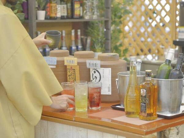 夕食はフリードリンク。アルコールも飲み放題になりました！