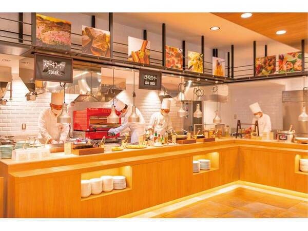 【夕食】ライブキッチンで作られる出来立て料理をお楽しみください