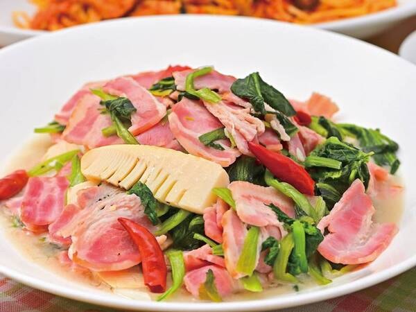 【夕食ビュッフェ】過去メニュー一例。ベーコンと筍の香港風炒め