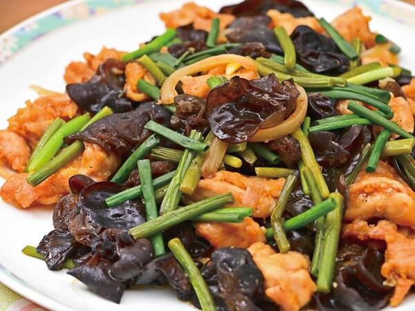 【夕食ビュッフェ】過去メニュー一例。鶏肉と木耳のピリ辛ニンニク炒め