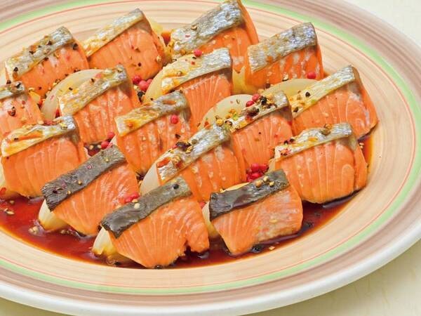 【夕食ビュッフェ】過去メニュー一例。旬菜真狩村安藤さんの秋玉葱と秋鮭のオイル焼き