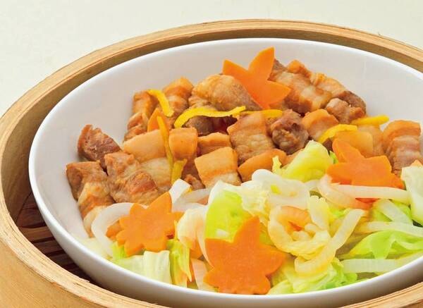 【夕食ビュッフェ】過去メニュー一例。真狩村安藤さんの秋野菜と柚香ポークのセイロ蒸し