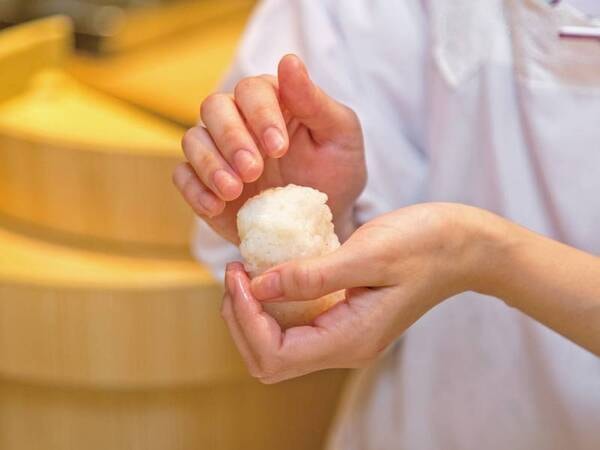 【朝食ビュッフェ】人気No1。その場で握ってお渡しする選べるおにぎり