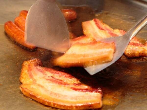 【朝食ビュッフェ】焼き立てベーコンも人気定番メニューです