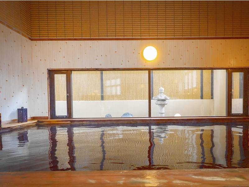 【檜風呂】しっとりした檜の香りに包まれる湯舟で至福の時間を