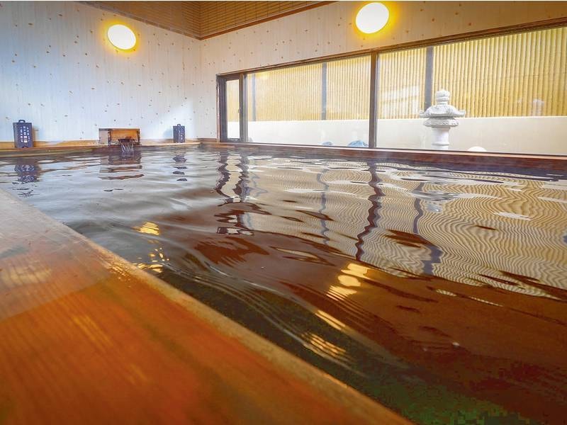 【檜風呂】しっとりした檜の香りに包まれる湯舟で至福の時間を