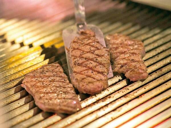 【夕食バイキング・実演コーナー/一例】カットステーキも食べ放題!
