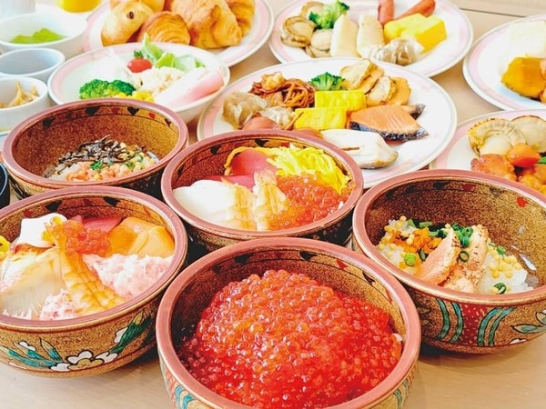 【朝食】イクラをはじめとする新鮮な海鮮が並ぶバイキング/例