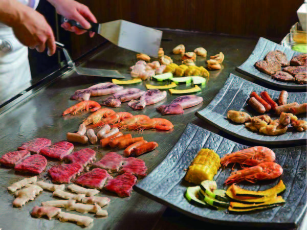【夕食/例】ステーキや海鮮などの熱々鉄板焼き