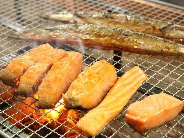 【朝食バイキング】焼き魚は炉端焼きたてを提供