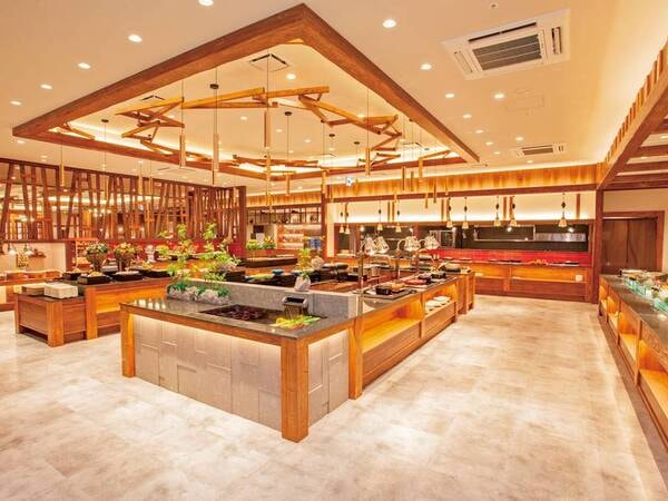 【食事会場】レストラン「HINNAの森」で種類豊富なビュッフェをお楽しみください